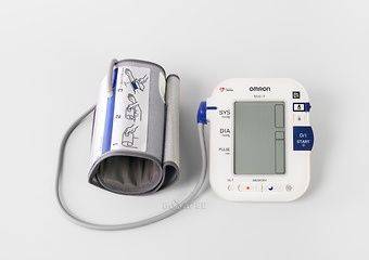 Автоматический тонометр на плечо Omron M10-IT с универсальной манжетой в комплекте