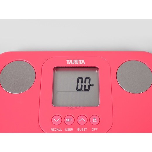 Анализатор состава тела Tanita BC-730 розовый крупным планом