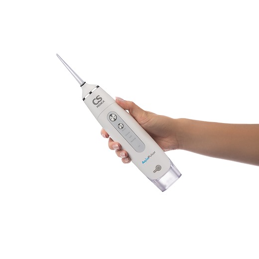 Ирригатор полости рта CS Medica CS-3-PORTABLE PureWhite (белый), в руке